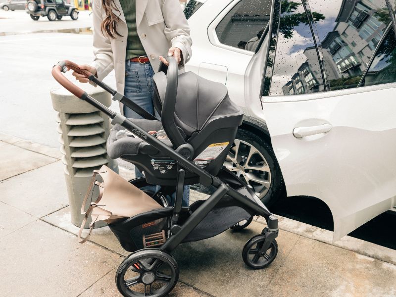 uppababy vista v3 trio con silla de auto mesa colocada sobre el chasis